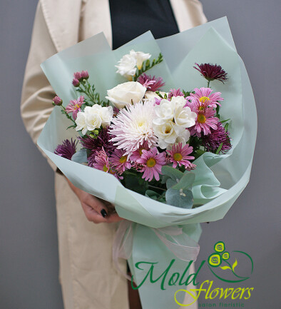 Buchet din crizanteme roz si frezii albe foto 394x433